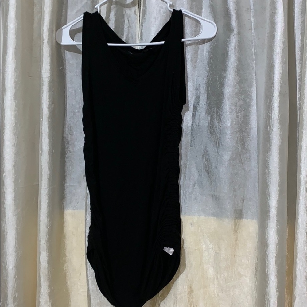 Top o blusa negra.